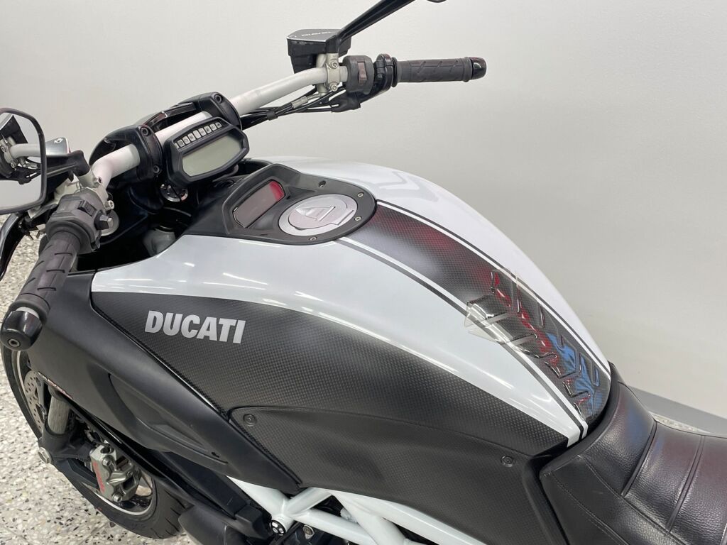 Ducati DIAVEL 2014 Musta