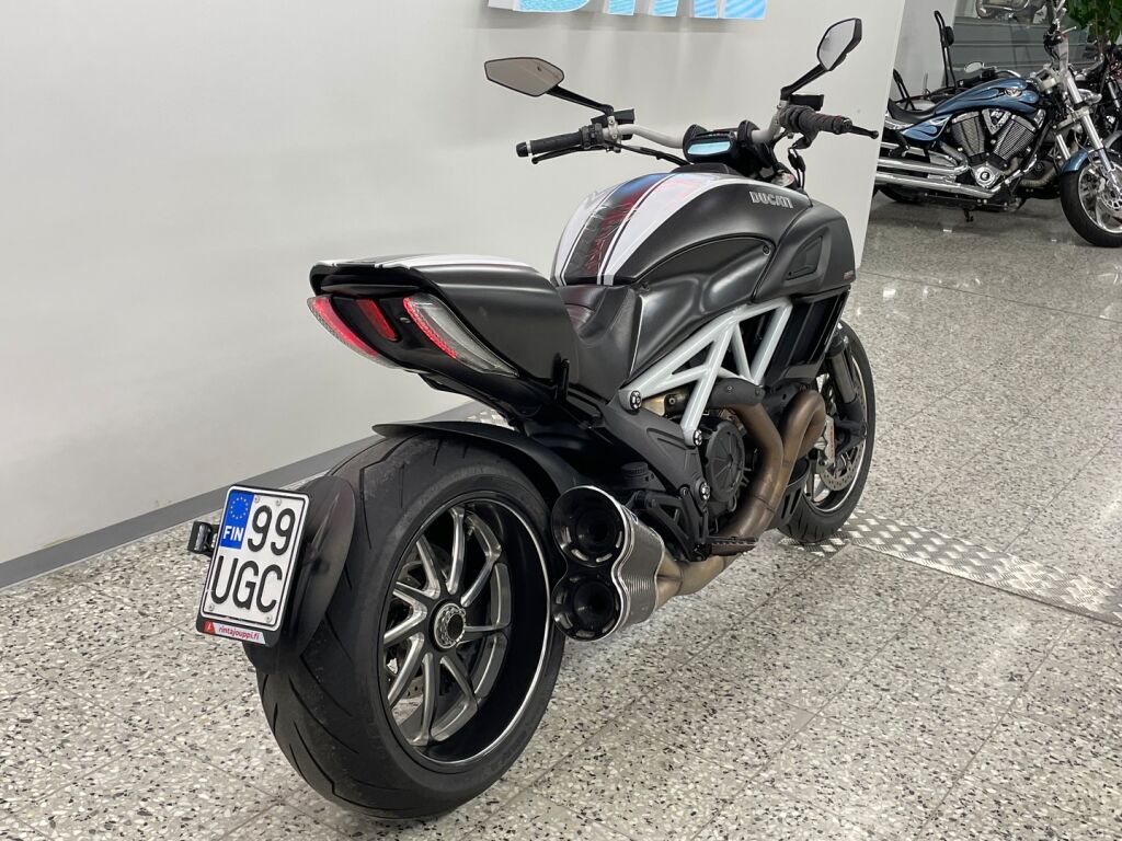 Ducati DIAVEL 2014 Musta