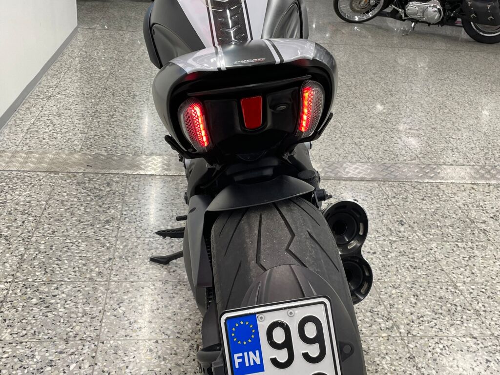 Ducati DIAVEL 2014 Musta