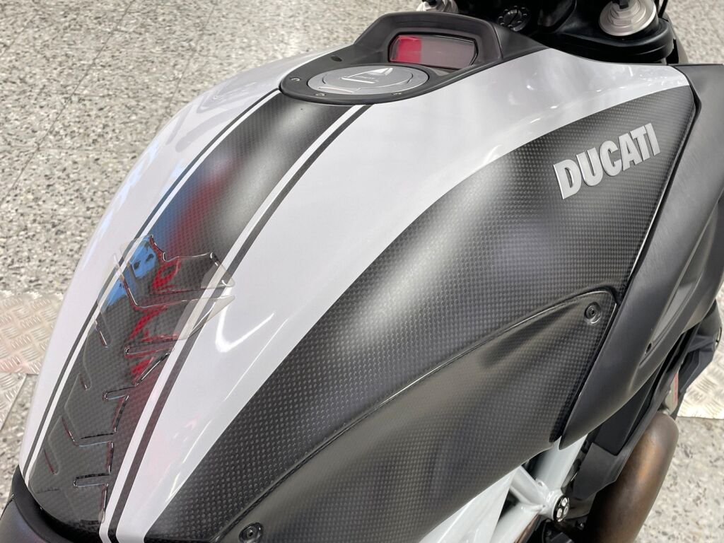Ducati DIAVEL 2014 Musta