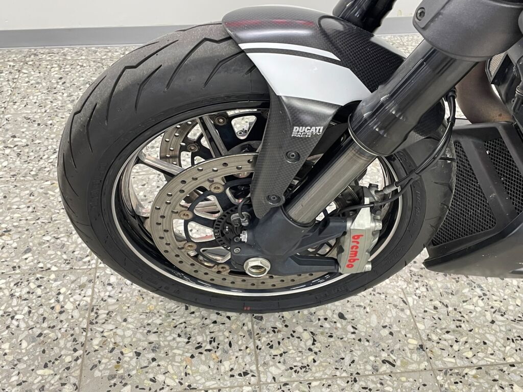 Ducati DIAVEL 2014 Musta