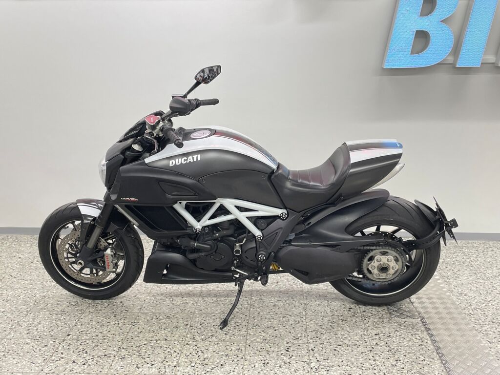 Ducati DIAVEL 2014 Musta