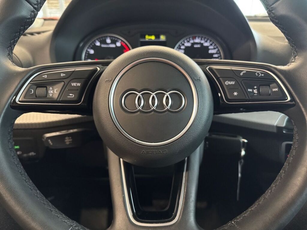 Audi Q2 2023 Musta