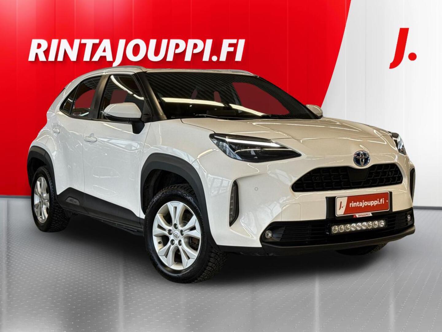 Valkoinen Toyota Yaris Cross