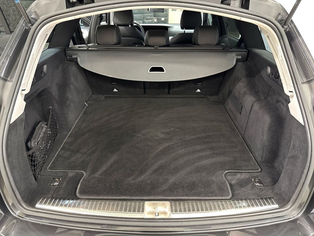 Mercedes-Benz E 2021 Grafiitinharmaa metalliväri