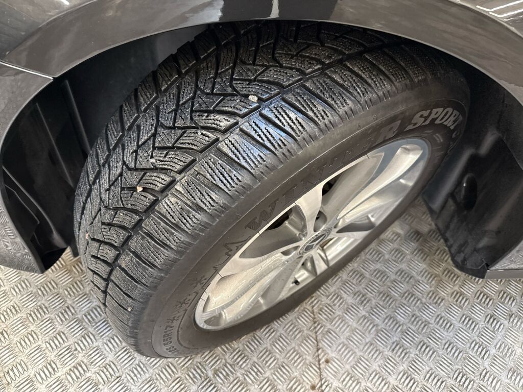 Mercedes-Benz E 2021 Grafiitinharmaa metalliväri