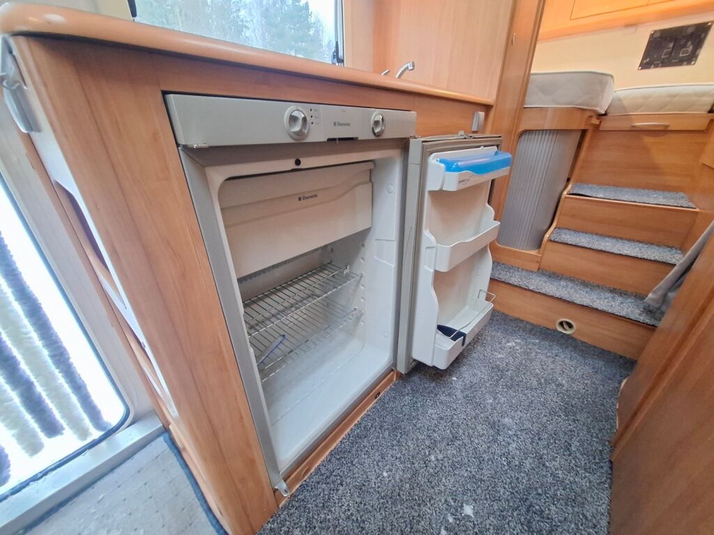 Adria Coral Plus 660 SL 2005 Valkoinen