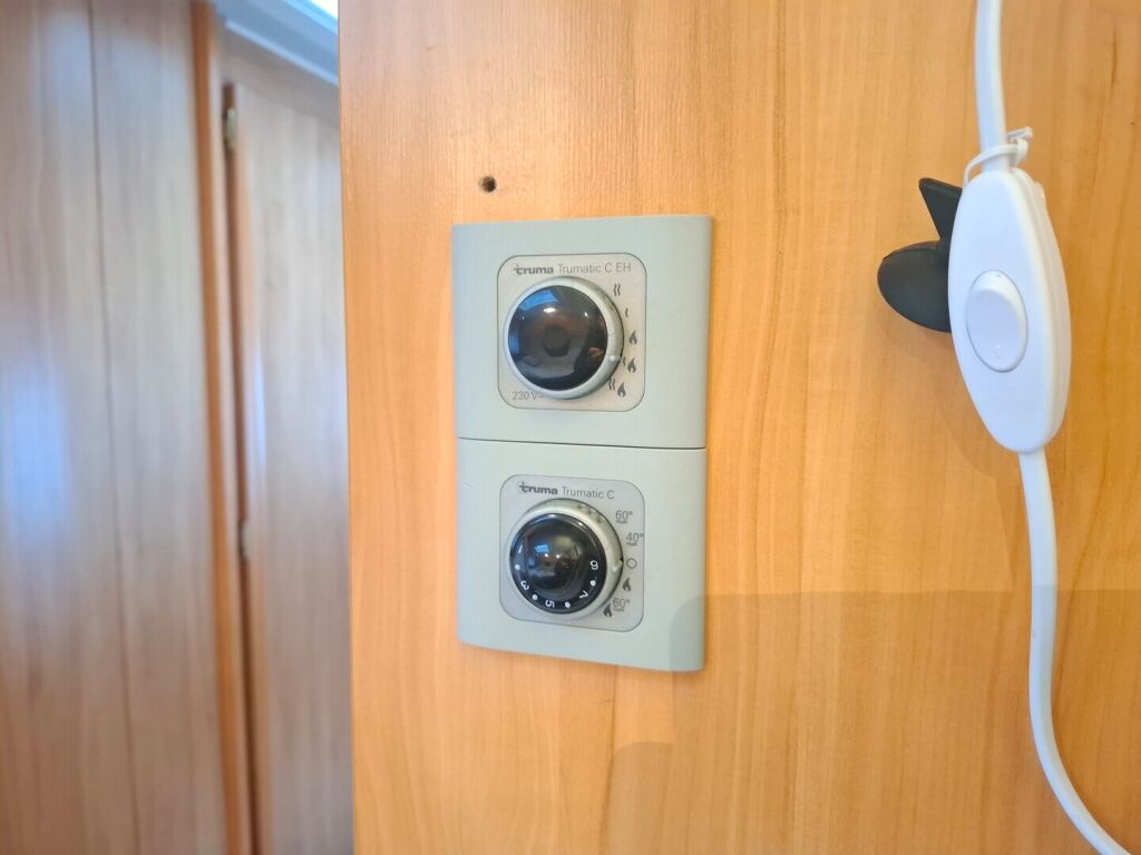 Adria Coral Plus 660 SL 2005 Valkoinen