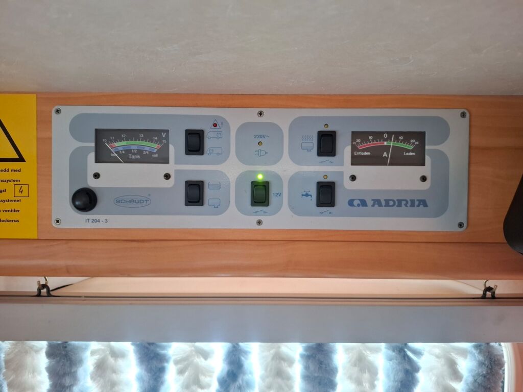 Adria Coral Plus 660 SL 2005 Valkoinen