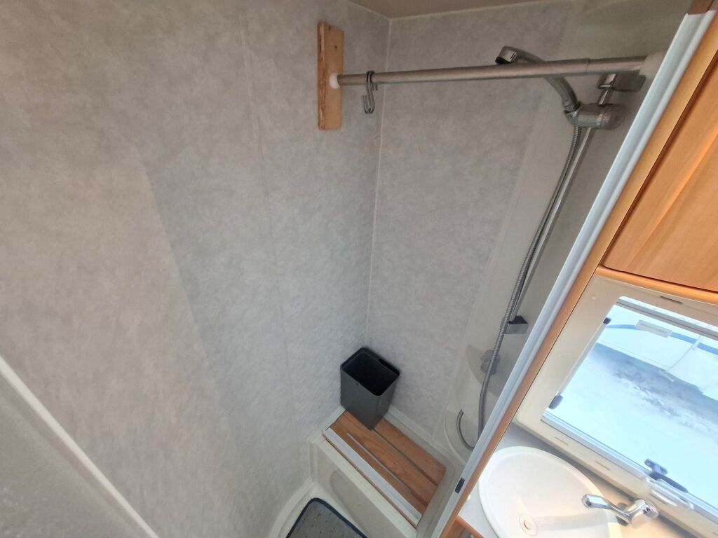 Adria Coral Plus 660 SL 2005 Valkoinen