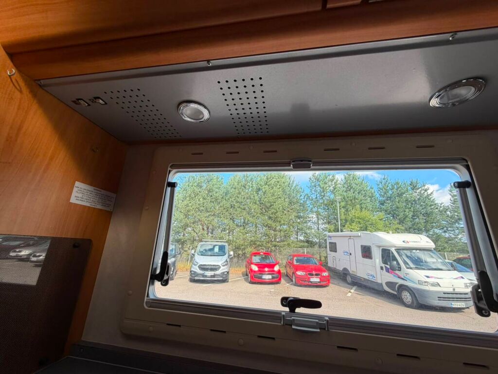 Adria Coral 2005 Valkoinen
