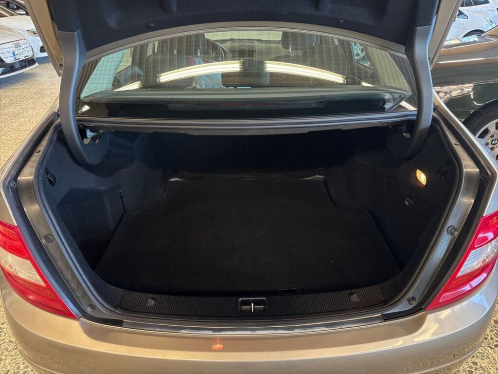 Mercedes-Benz C 2009 Ruskea (beige)