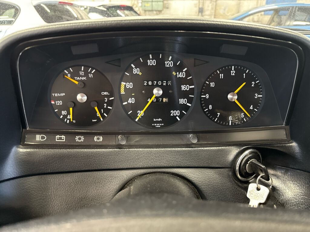 Mercedes-Benz 250 1979 Ruskea (beige)