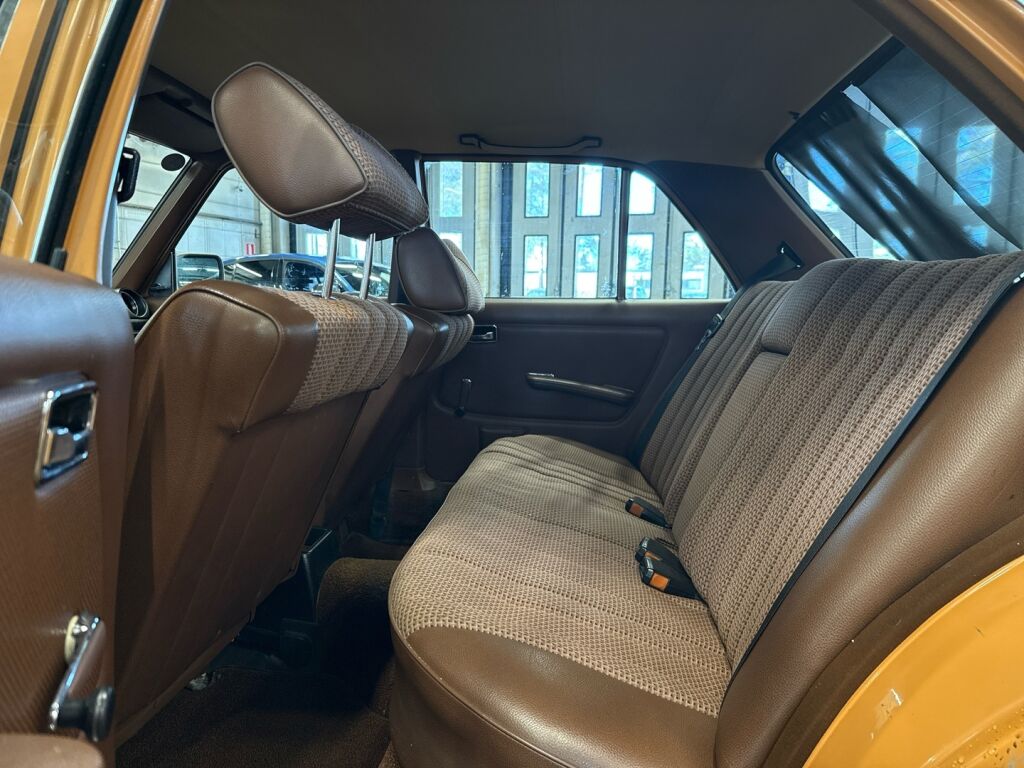 Mercedes-Benz 250 1979 Ruskea (beige)