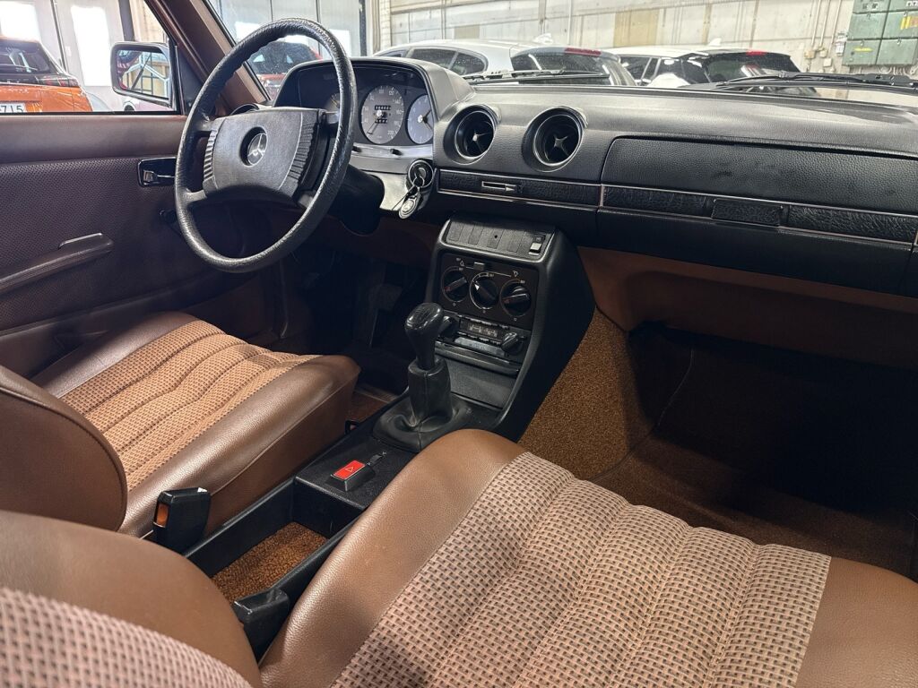 Mercedes-Benz 250 1979 Ruskea (beige)