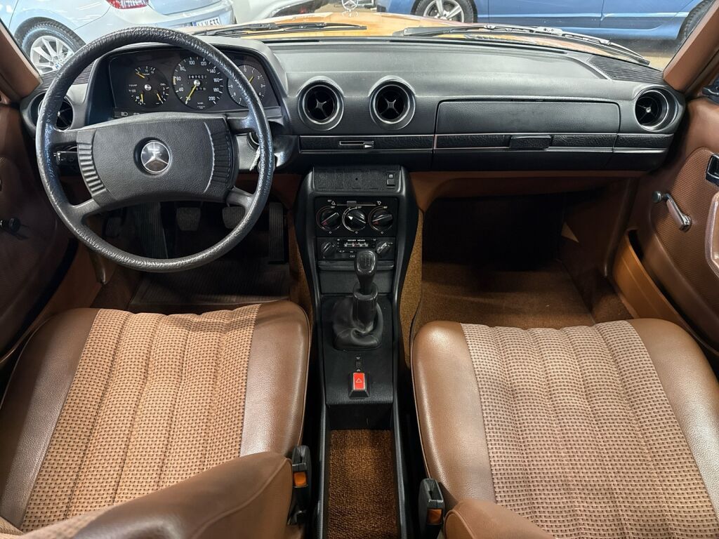 Mercedes-Benz 250 1979 Ruskea (beige)