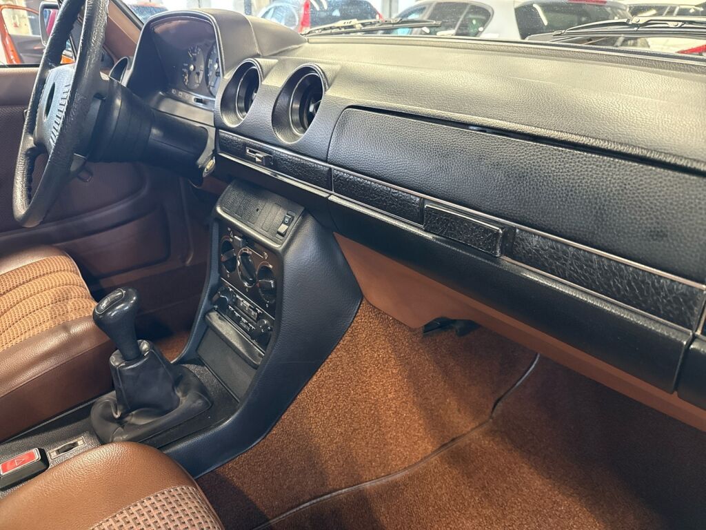 Mercedes-Benz 250 1979 Ruskea (beige)