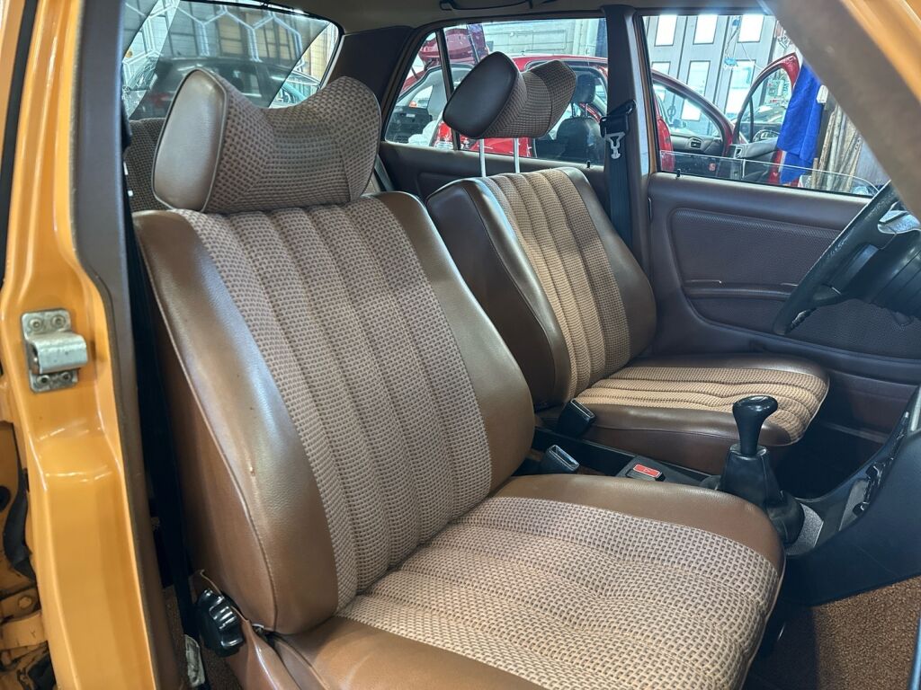 Mercedes-Benz 250 1979 Ruskea (beige)