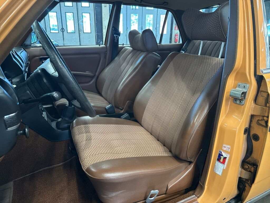 Mercedes-Benz 250 1979 Ruskea (beige)