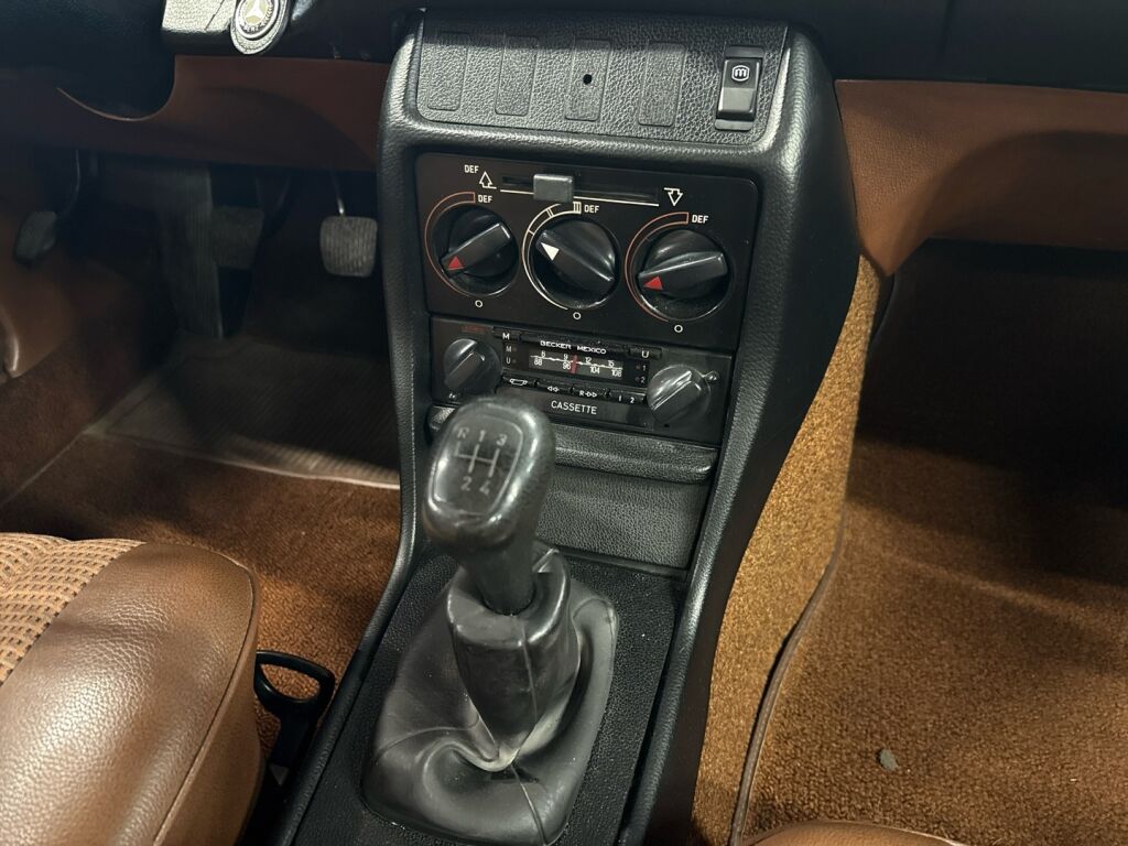 Mercedes-Benz 250 1979 Ruskea (beige)