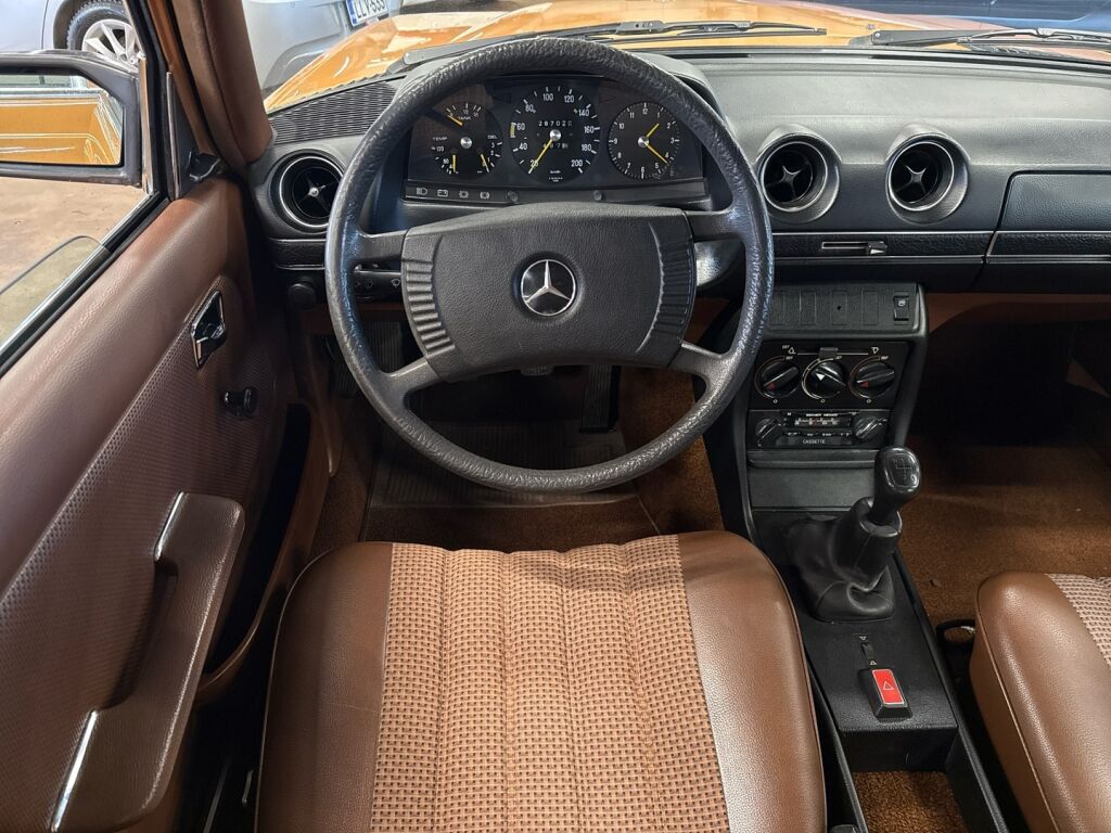 Mercedes-Benz 250 1979 Ruskea (beige)