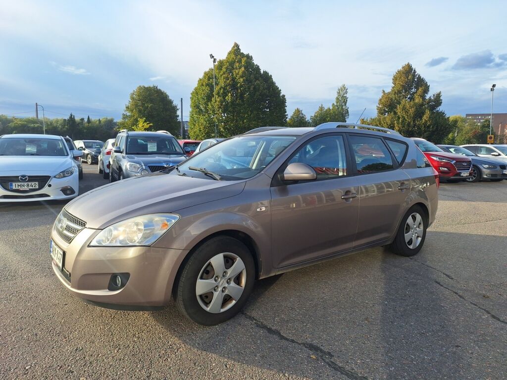 Kia Ceed 2009 Ruskea (beige)