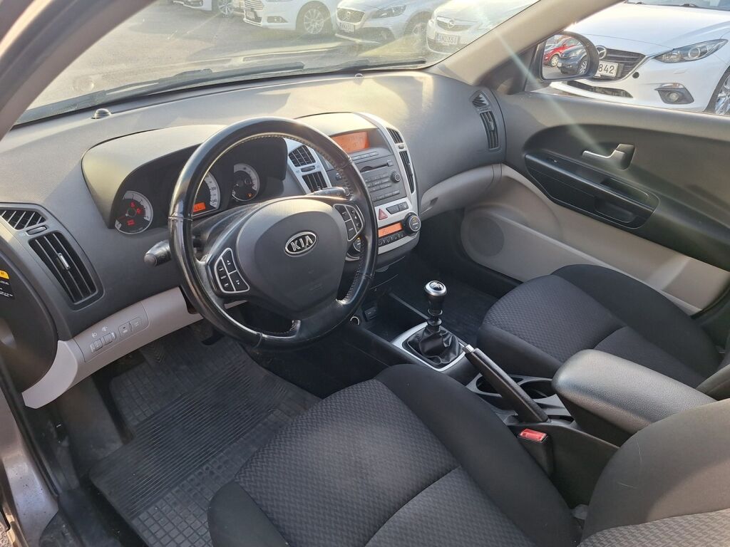 Kia Ceed 2009 Ruskea (beige)