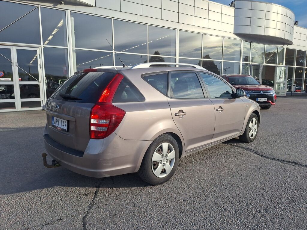 Kia Ceed 2009 Ruskea (beige)