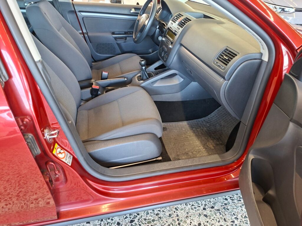 Volkswagen Jetta 2009 Punainen
