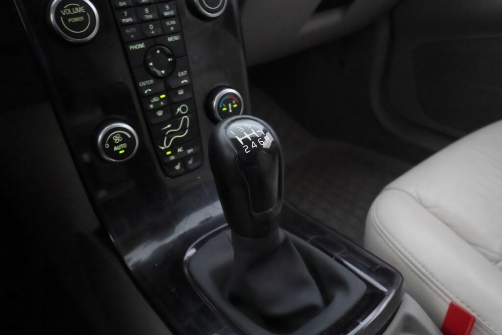 Volvo V50 2004 Harmaa