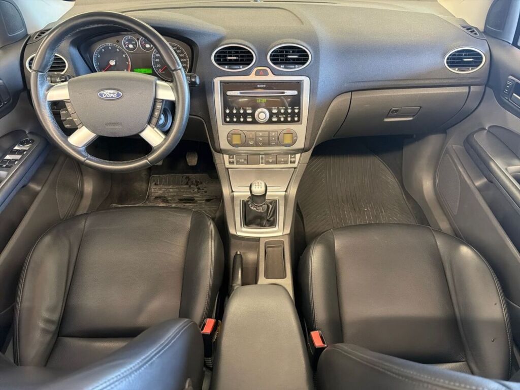 Ford Focus 2007 Punainen