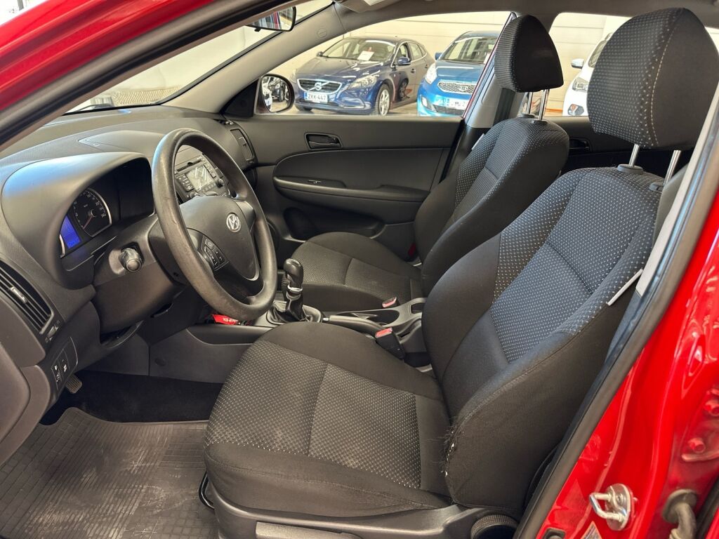 Hyundai i30 2011 Punainen