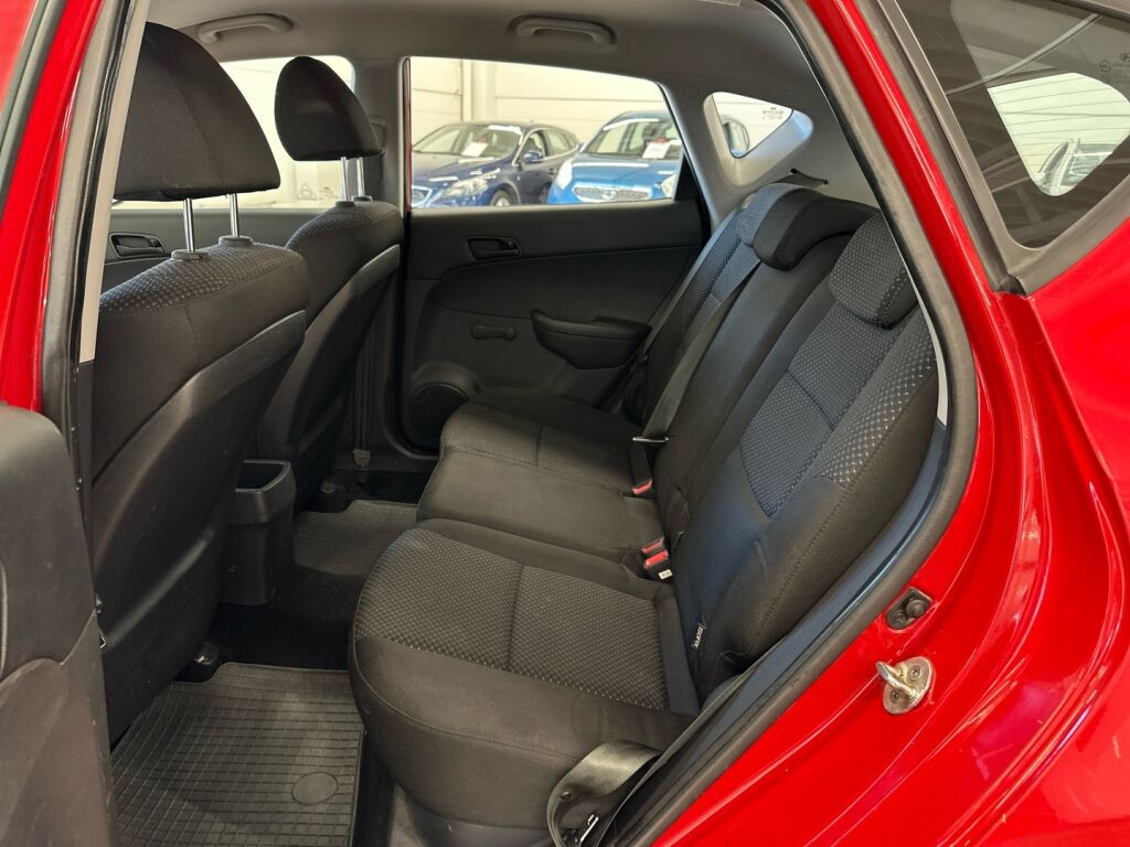 Hyundai i30 2011 Punainen