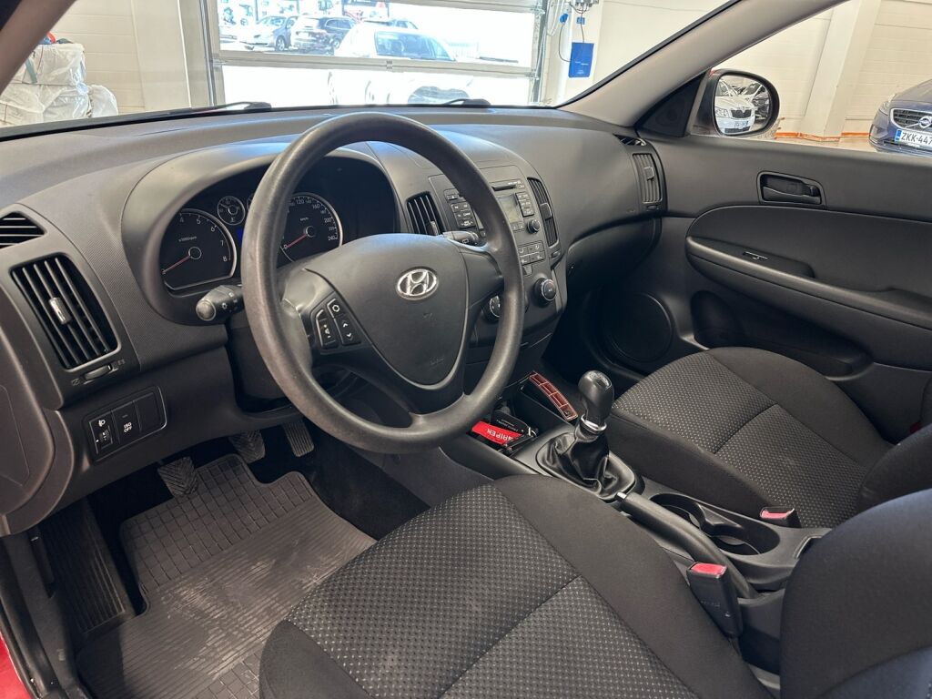 Hyundai i30 2011 Punainen