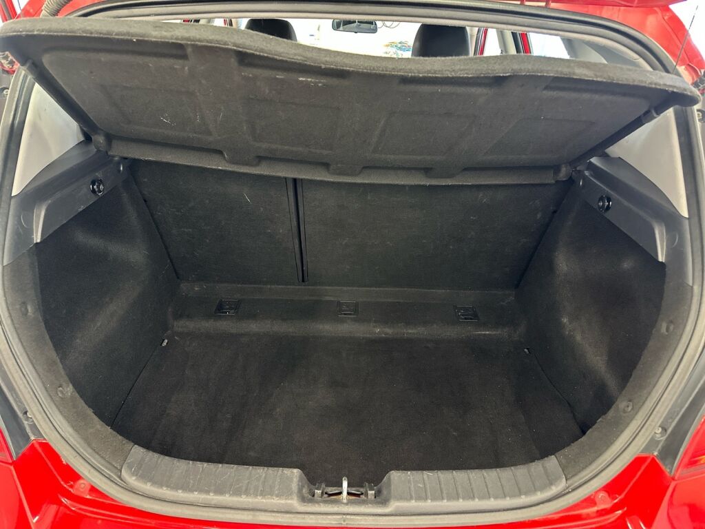 Hyundai i30 2011 Punainen