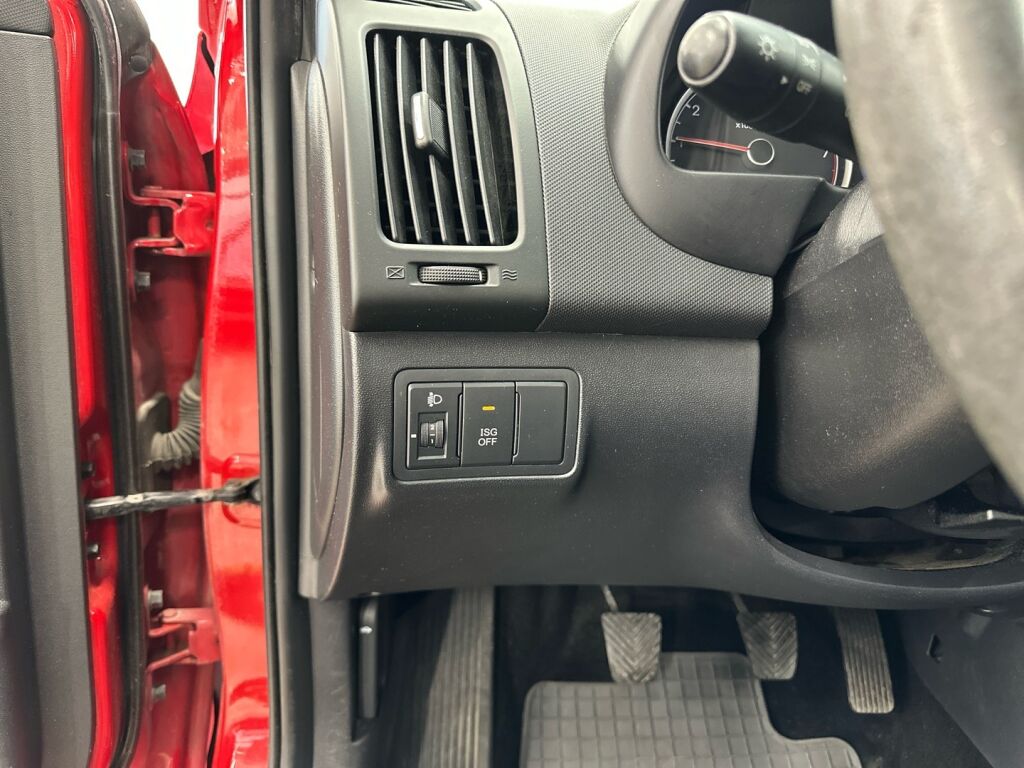 Hyundai i30 2011 Punainen