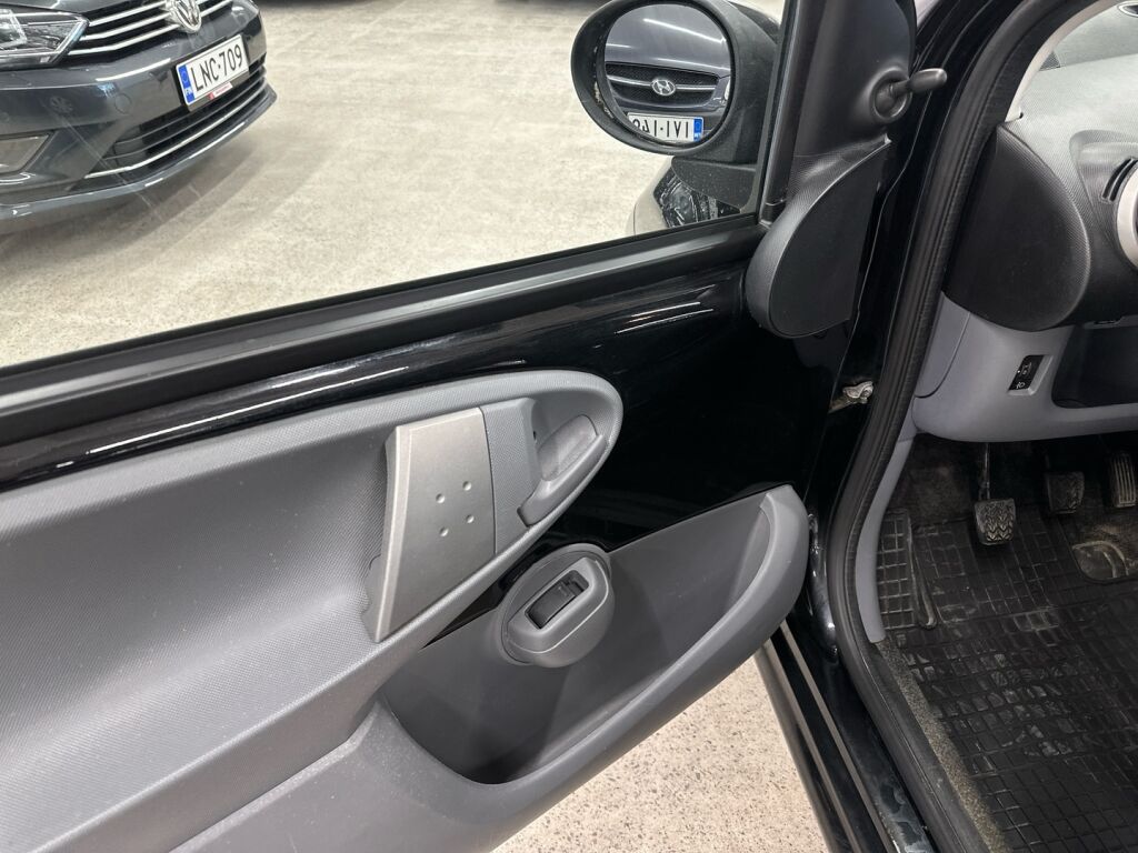 Peugeot 107 2009 Musta