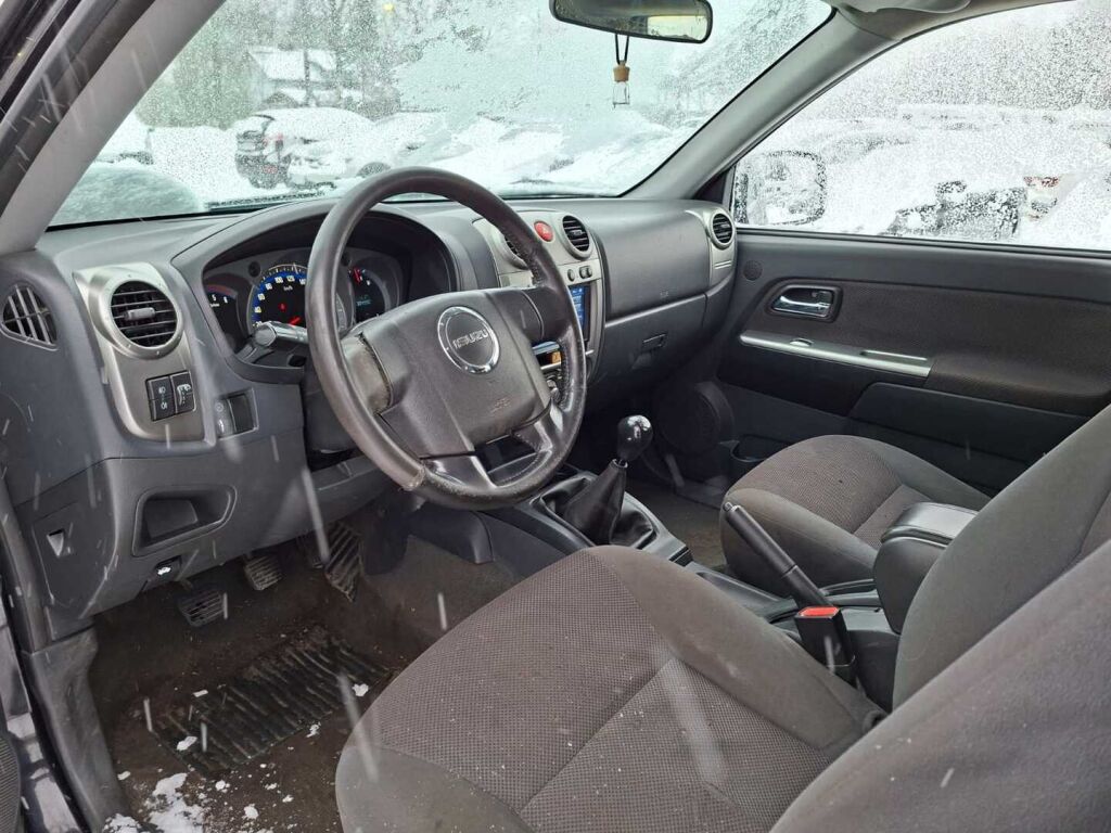 Isuzu D-Max 2009 Musta