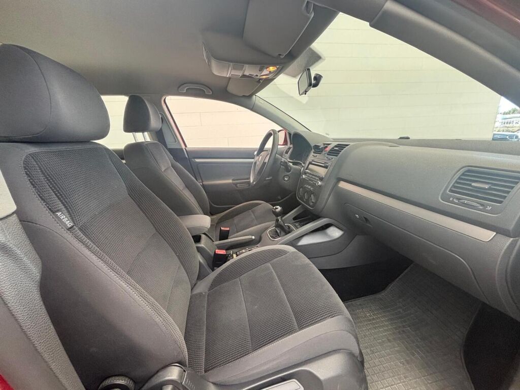 Volkswagen Golf 2009 Punainen