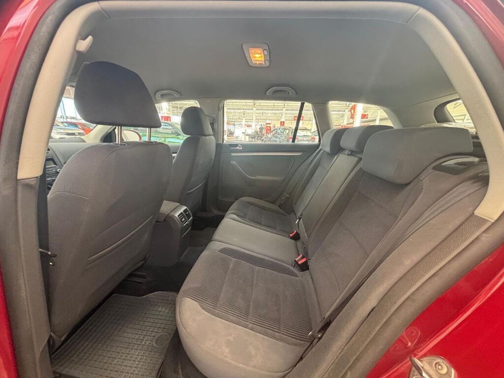 Volkswagen Golf 2009 Punainen