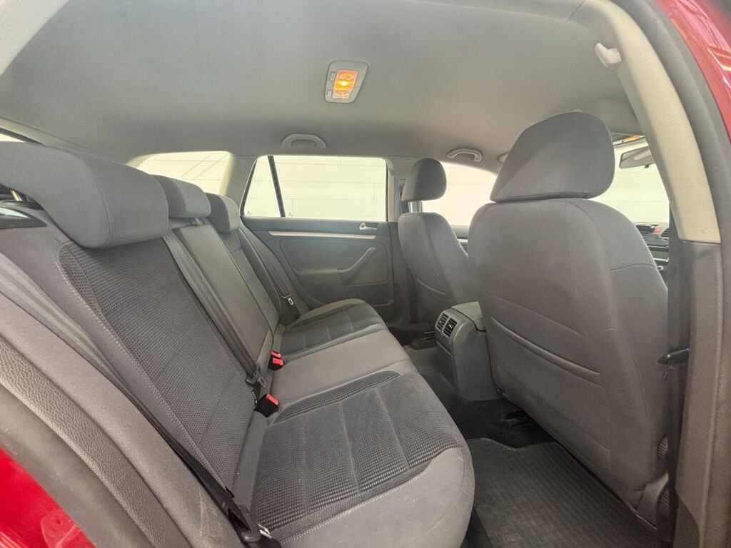 Volkswagen Golf 2009 Punainen