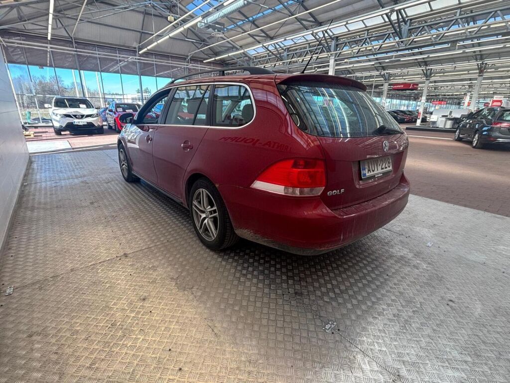 Volkswagen Golf 2009 Punainen