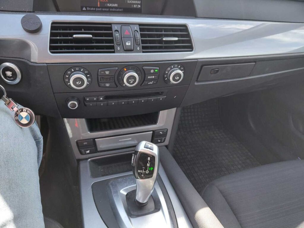 BMW 520 2009 Musta