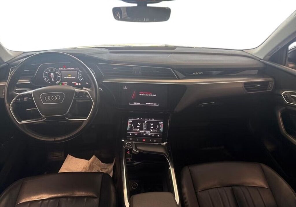 Audi e-tron 2022 Musta