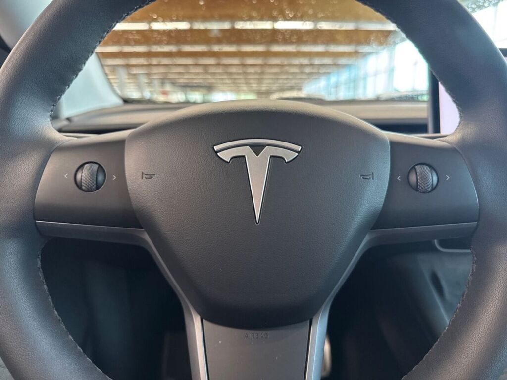 Tesla Model Y 2023 Musta