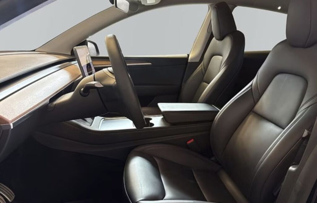 Tesla Model Y 2023 Musta