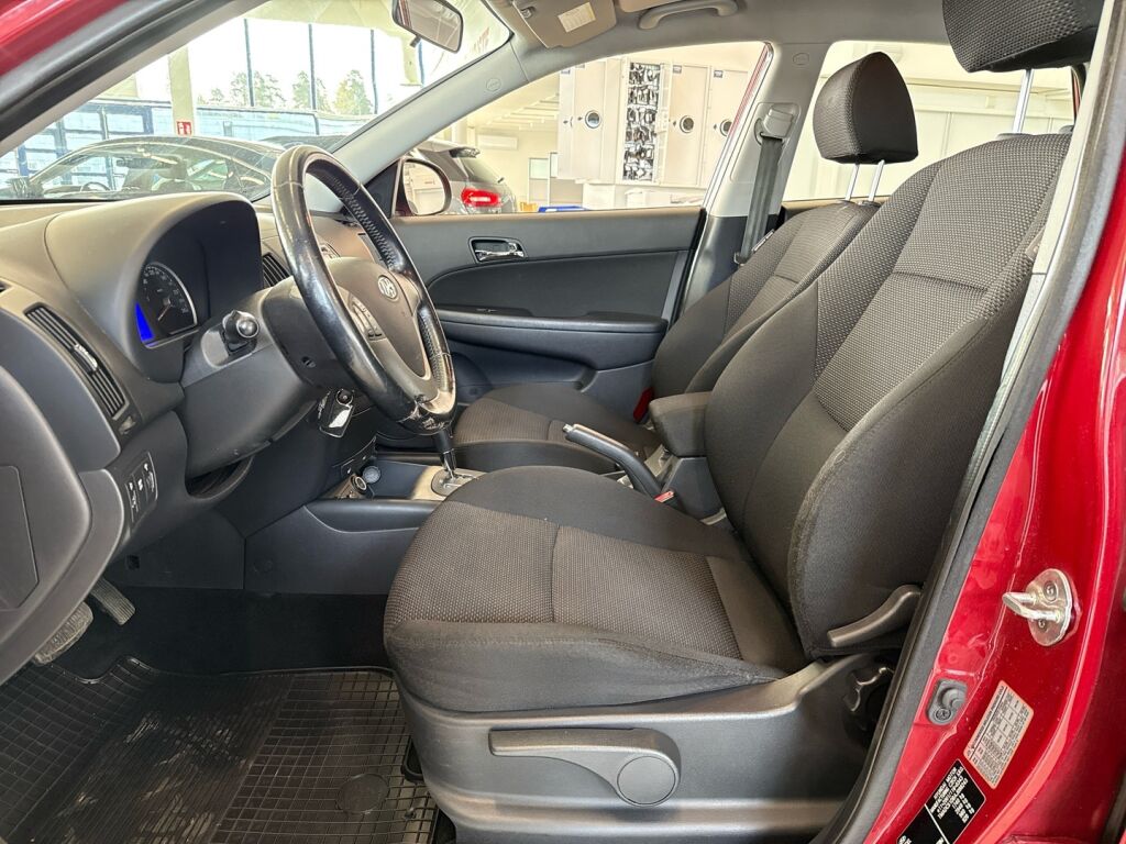 Hyundai i30 2010 Punainen
