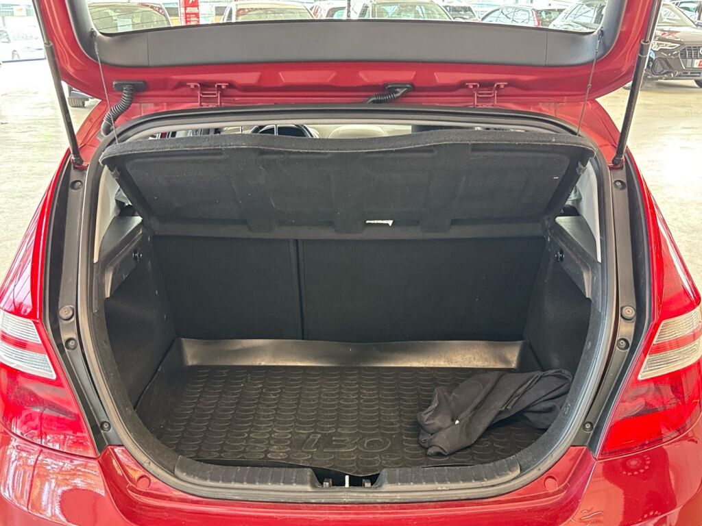 Hyundai i30 2010 Punainen
