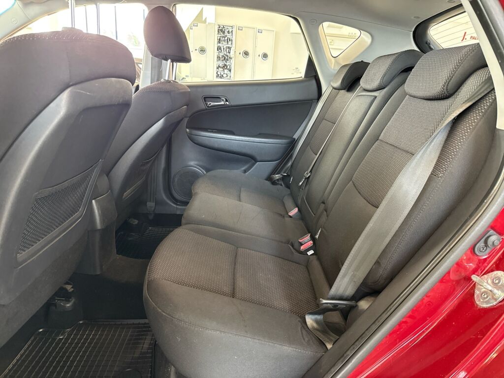 Hyundai i30 2010 Punainen