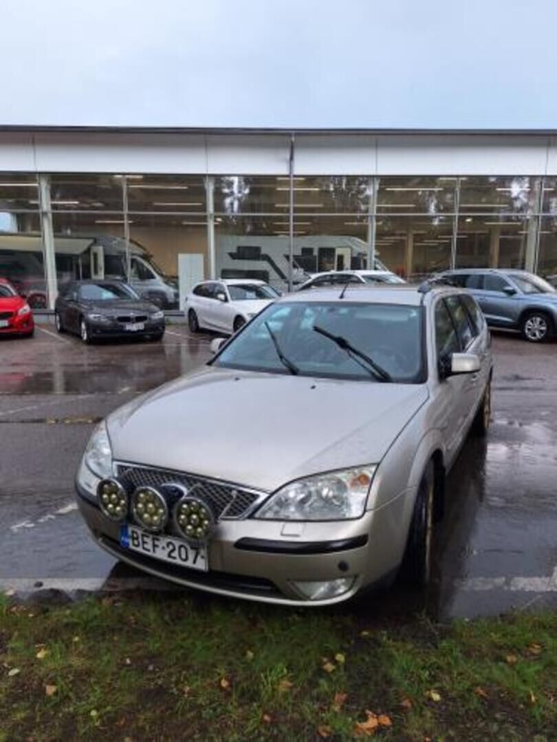Ford Mondeo 2004 Ruskea (beige)